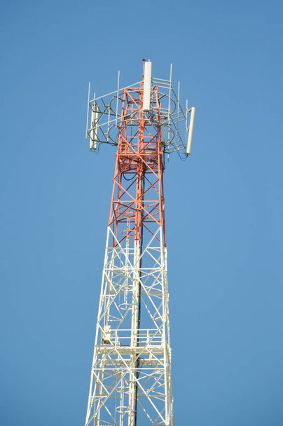 Telekom kulesi direği mavi gökyüzünde - Fotoğraf, Görsel