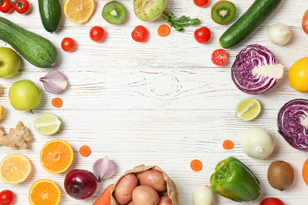 Различные овощи и фрукты на деревянном фоне, пространство для копирования
 - Фото, изображение
