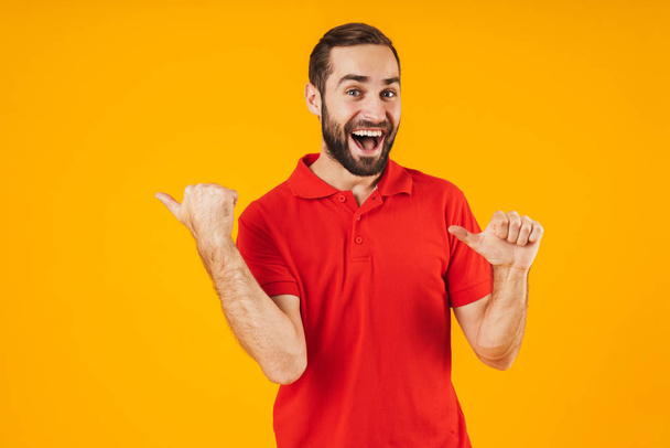 Portrait of attractive man in red t-shirt rejoicing and gesturin - Foto, Bild