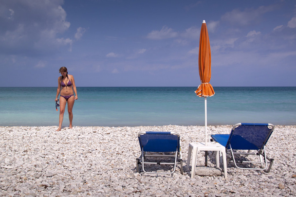 Liegestühle und Sonnenschirm am leeren Sandstrand - Foto, Bild