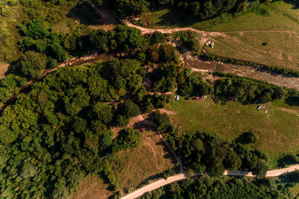 Вид с воздуха на горы, сосновый лес, реку и село, Карпаты, Украина
 - Фото, изображение