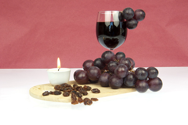 Red wine arrangement in red and white background - Foto, imagen