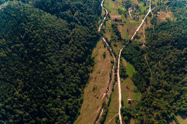 Vzdušný pohled na horu, borový les, řeku a vesnici, Karpatské, Ukrajina. - Fotografie, Obrázek