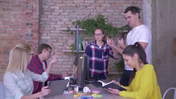 masada iş fikrini tartışan mutlu ofis çalışanları ve not defteri ve tabletnotlar yapmak - Video, Çekim