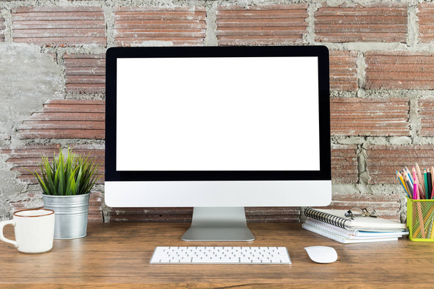 espacio de trabajo con ordenador con pantalla blanca en blanco, y suministros de oficina en un escritorio de madera - Foto, imagen