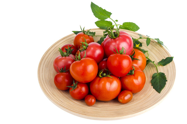 Beyaz arka plan üzerinde farklı olgun domates ile Ahşap çanak. - Fotoğraf, Görsel