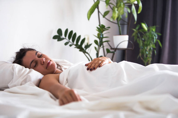 Kobieta śpi w łóżku ręka zbliżenie selektywne ostrości - Zdjęcie, obraz
