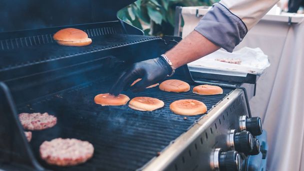 Costoletta di hamburger e panino alla griglia, picnic con barbecue all'aperto
  - Foto, immagini