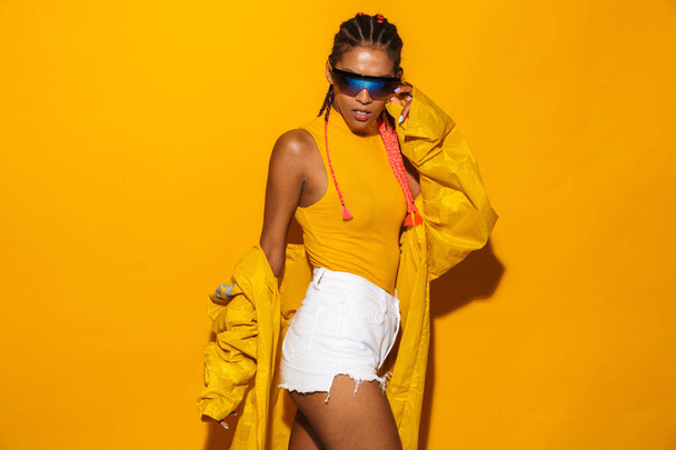 Image of gorgeous african american woman wearing sunglasses and  - Foto, immagini