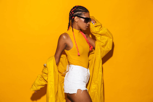 Image of alluring african american woman wearing sunglasses and  - Zdjęcie, obraz