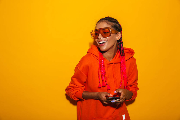 Image closeup of positive african american woman wearing sunglas - Fotografie, Obrázek