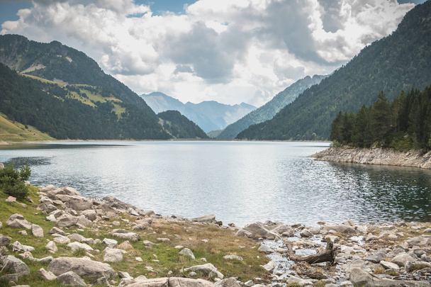  Oulen järvi Uren laaksossa Haute-Bigorressa departementissa
 - Valokuva, kuva