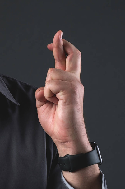 Mann Hand zeigt Fingerkreuz und Lügensymbol - Foto, Bild