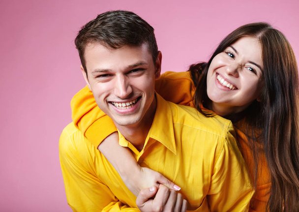 Портрет счастливой пары, смеющейся над камерой
 - Фото, изображение