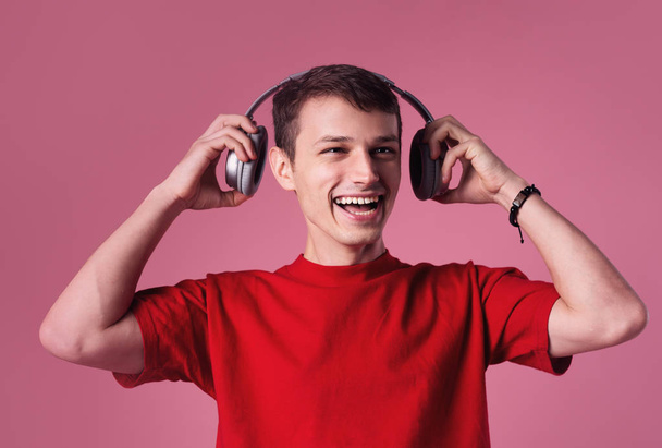 šťastný muž s sluchátka - Fotografie, Obrázek