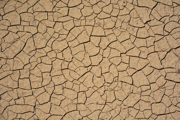 Aarde gekraakt door droogte - Foto, afbeelding
