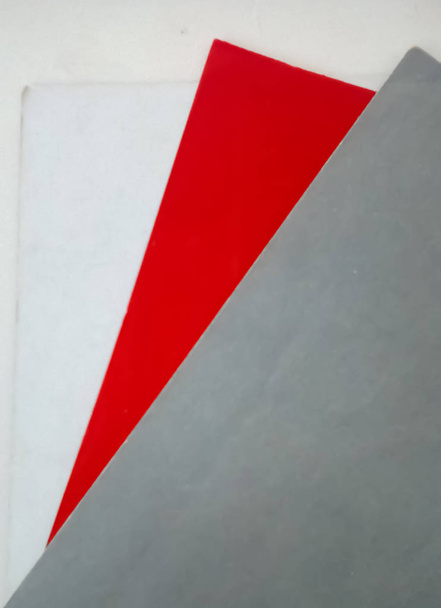 Pappen weiß, rot und grau auf weißem Hintergrund - Foto, Bild