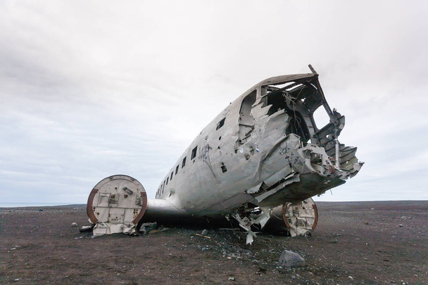 Vista de naufragio del avión Solheimasandur. Islandia del Sur hito
 - Foto, imagen