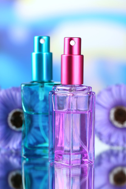 Women perfume in beautiful bottles and flowers - Foto, Bild