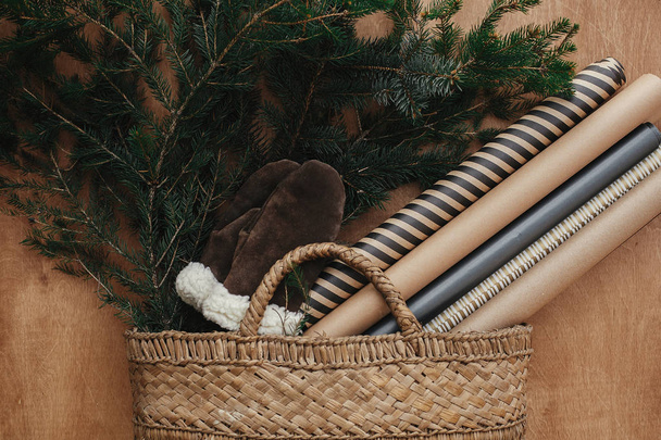 Panier rustique avec branches de sapin, papier d'emballage festif, glo confortable
 - Photo, image