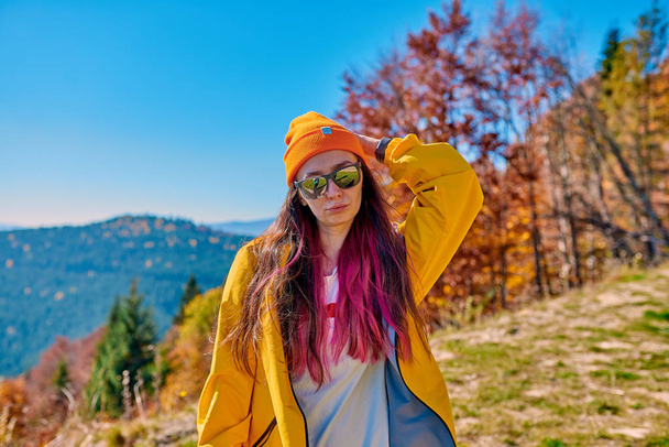 módní dívka v podzimním lese - Fotografie, Obrázek