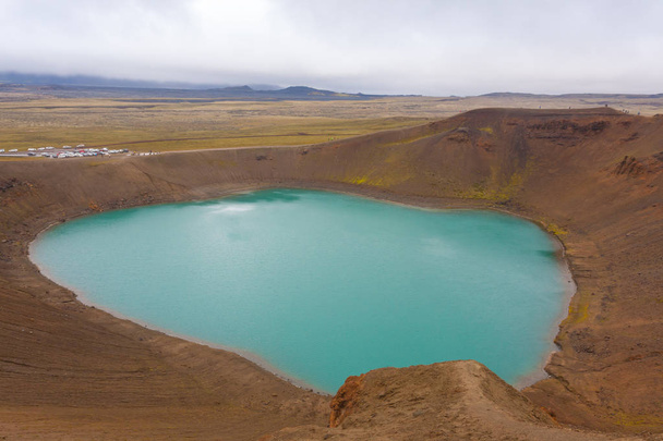 Viti kraatteri vihreä vesi järvi sisällä, Islanti
 - Valokuva, kuva