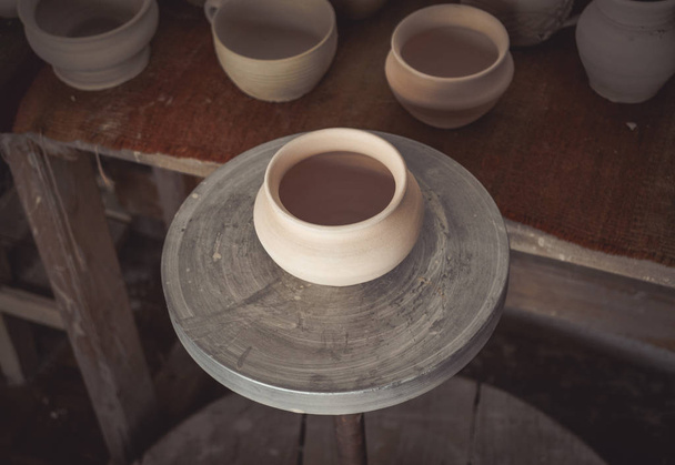 Many clay pot is on the table in pottery - Foto, immagini