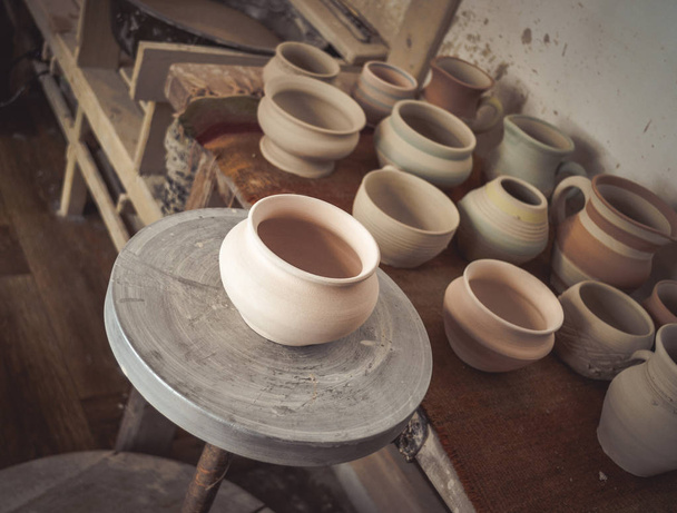 Many clay pot is on the table in pottery - Foto, Imagen