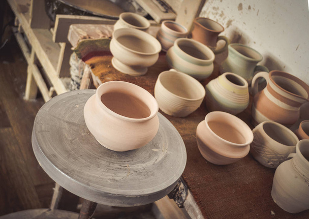 Many clay pot is on the table in pottery - Фото, зображення