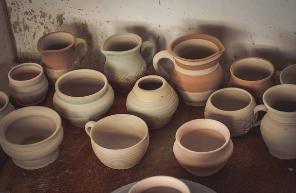 Many clay pot is on the table in pottery - Foto, Imagem