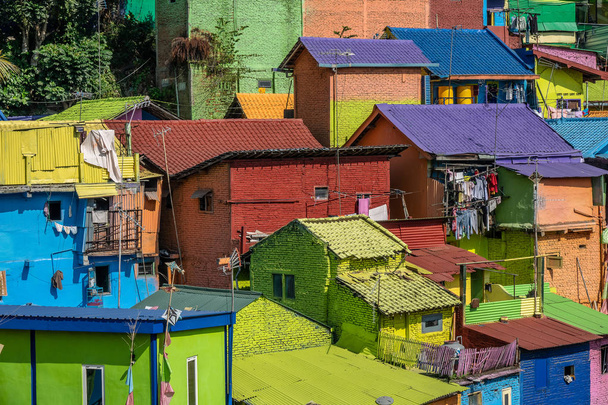 インドネシア、マラン近郊の住宅の明るい色のファサードと屋根. - 写真・画像