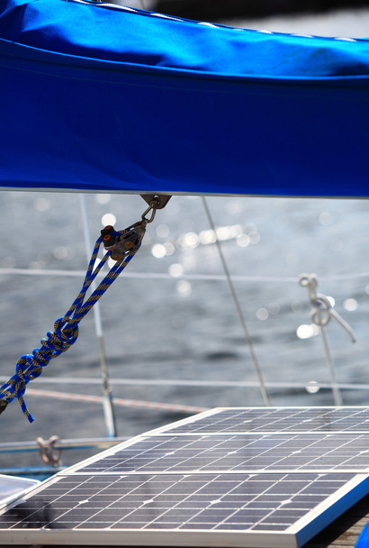 Yelkenlideki güneş panelleri. Yenilenebilir eko enerji - Fotoğraf, Görsel