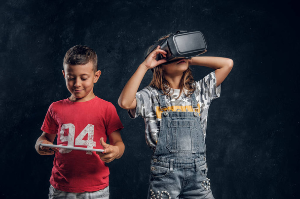 Retrato de niños divertidos con dispositivos electrónicos
 - Foto, imagen