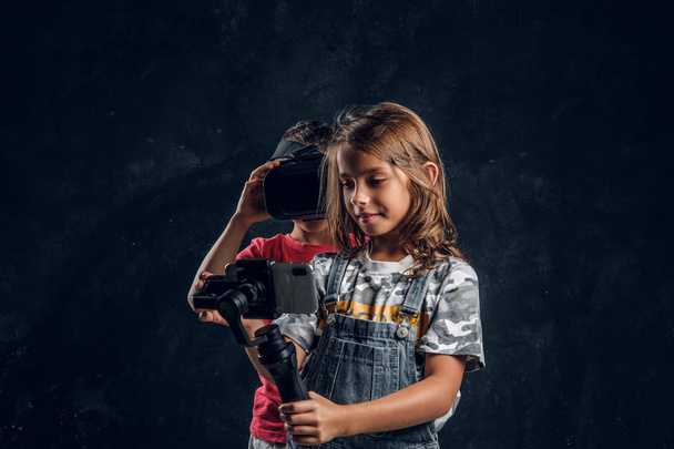Retrato de niños divertidos con dispositivos electrónicos
 - Foto, Imagen