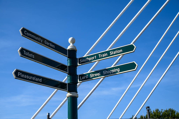 Ξύλινες πόλους οδηγό και τους τουρίστες πόλους πληροφοριών στο Σάουθπορτ, Αγγλία. - Φωτογραφία, εικόνα