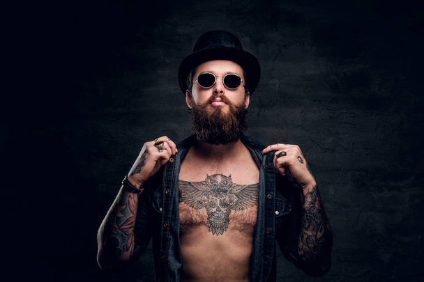 Portrait of brutal bearded man in sunglasses - Photo, Image