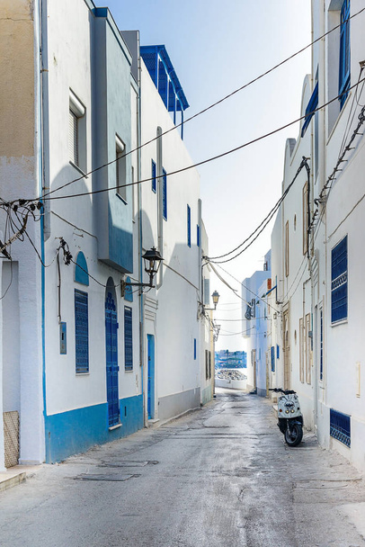 Desert Street en el norte de África, Mahdia, Túnez
 - Foto, Imagen