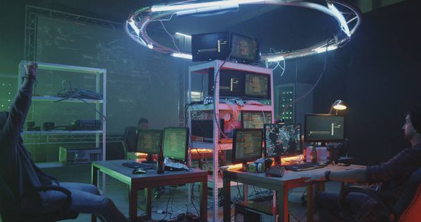 Jóvenes hackers codificando en sus computadoras
 - Foto, Imagen
