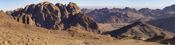 Egipto. Pueblo beduino. Monte Sinaí por la mañana al amanecer. (Monte Horeb, Gabal Musa, Moisés Monte). Lugar de peregrinación y famoso destino turístico
. - Foto, imagen