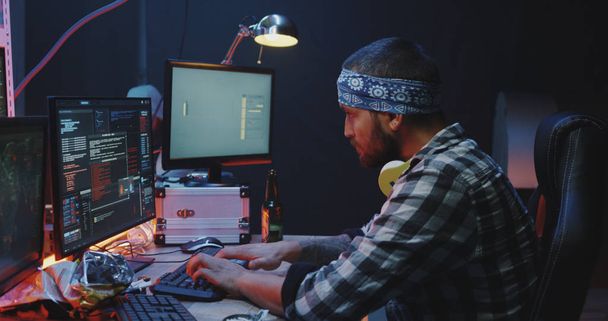 Hackers trabalhando em suas mesas
 - Foto, Imagem