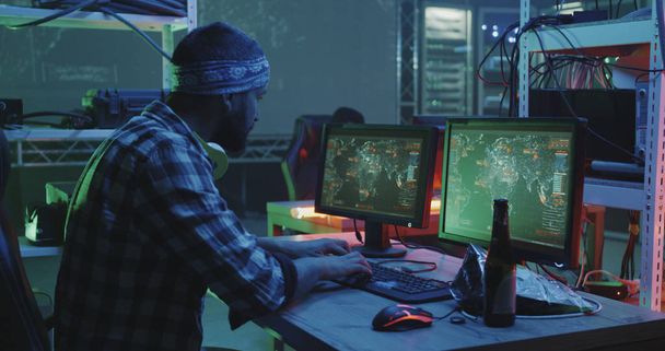 Hakerzy pracujący w swoich biurkach - Zdjęcie, obraz