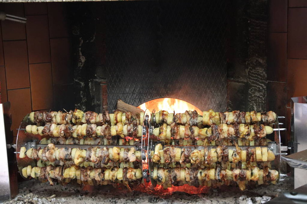 Carne arrosto allo spiedo alla griglia sul fuoco
  - Foto, immagini