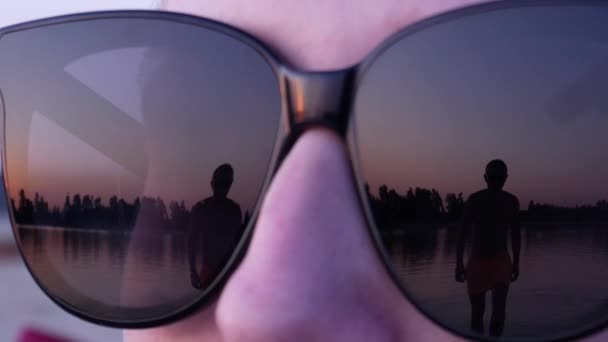 女性のサングラスで接近する男性の反射 - 映像、動画