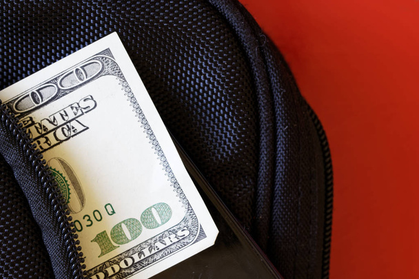 Un ladro sbottonato borsa da cui una banconota e uno smartphone pe
 - Foto, immagini