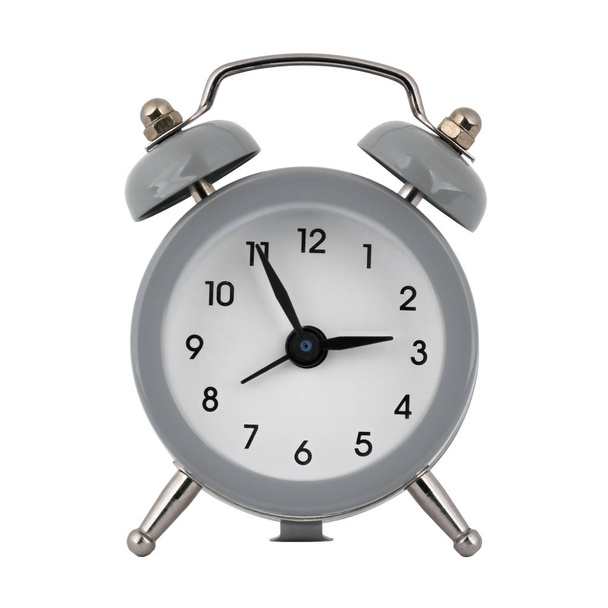 Серые часы с будильником на белом фоне со стрелками, показывающими время два часа пятьдесят пять минут или четырнадцать часов пятьдесят пять минут
 - Фото, изображение