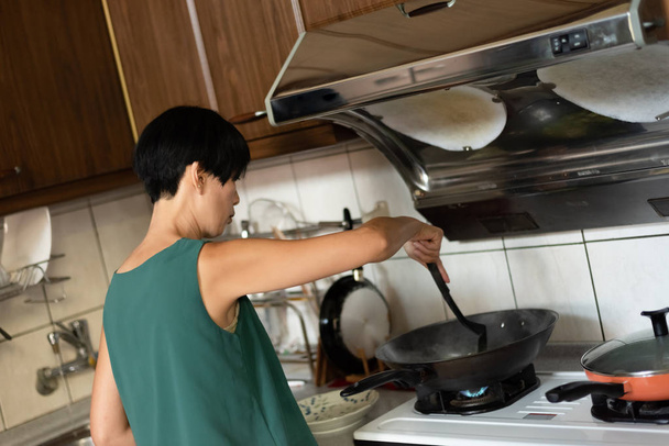 nő szakács és előkészíti a konyhában - Fotó, kép
