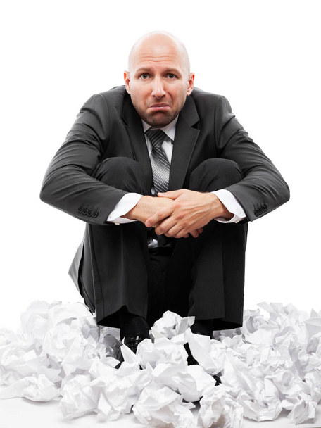 Empresário em depressão sentado em crumpled rasgado documento de papel
 - Foto, Imagem