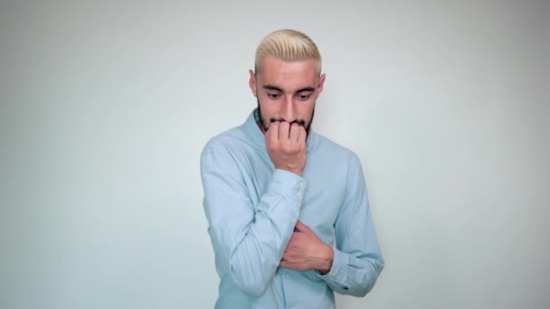 férfi szőke haja, fekete szakálla több mint elszigetelt, fehér háttér mutatja érzelmek - Felvétel, videó