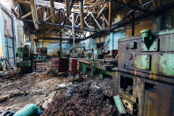 Oude industriële gereedschapswerktuigen in de werkplaats. Roestige metalen apparatuur  - Foto, afbeelding