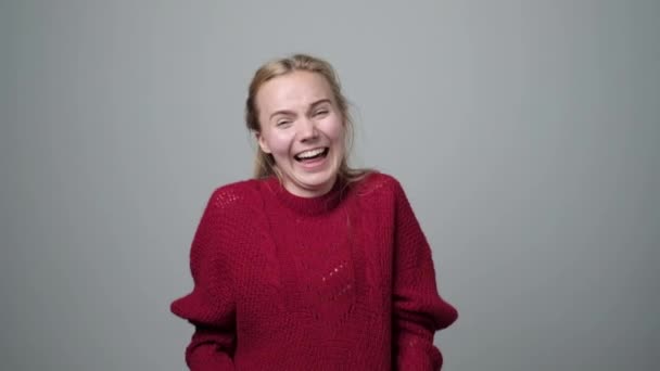 Blond kaukaski kobieta wskazując i śmiech na Ciebie - Materiał filmowy, wideo